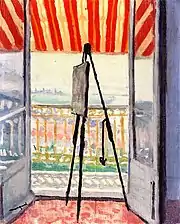 Peinture montrant une porte-fenêtre ouverte sur un balcon avec chevalet vide, store à larges rayures et paysage au fond