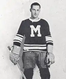 Photographie en noir et blanc d'un joueur de hockey sans casque mais en tenue pour jouer un match