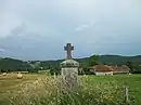 Monument avec une croix en pierre.