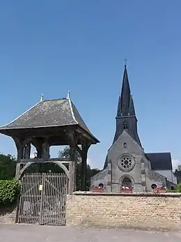 L'église et le portail du cimetière.