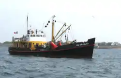 Le baliseur côtier Roi Gradlon  (ancienne génération) en train de relever des bouées du chenal de Lorient France