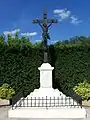 Le monument aux morts à proximité de la mairie (août 2010)