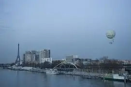 Le Front-de-Seine et le port de Javel, survolé par le ballon du parc André-Citroën.