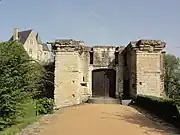 Le château avec la porte du pont-levis.