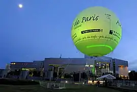 Le nouveau ballon indicateur de la qualité de l'air, le jour de son inauguration en 2008.