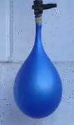 Ballon de latex plein d'eau.