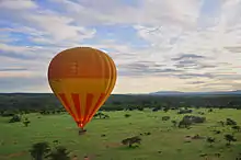 Montgolfière orange.