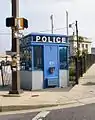 Cabine de police moderne à Baltimore inspirée du modèle britannique.