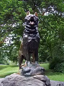 Photographie d'une statue de chien dans un parc.