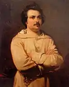 Portrait peint d'un homme moustachu, les bras croisés portant une robe de chambre blanche.