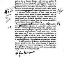 Photographie d'une page imprimée portant des corrections manuelles sur le texte et annoté à la main dans les marges.