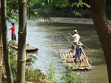 Radeau de bambou en Thaïlande. Plante aux multiples usages et facile à replanter, le bambou accompagne depuis les origines le développement des peuples des zones humides d'Amazonie, de Mésoamérique, du Sud et de l'Est asiatiques.