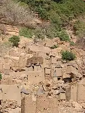 Village de Banani, la Toguna est visible au centre de l'image.