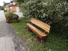 Bancs au hameau Saint-Georges.