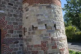 La tour sud avec ses quatre meurtrières qui sécurisent le portail.