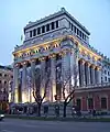 Immeuble des Cariatides (es) qui est, depuis 1991 le siège de l'Institut Cervantes à Madrid, a été construit en 1918 sur un projet de Antonio Palacios et Joaquín Otamendi pour la banque Banco Español del Río de la Plata, édifice fut agrandi en 1947 par un autre architecte.