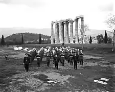 Marche de la police de la ville à l'Olympiéion (Athènes) (début des années 1950).