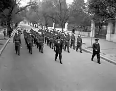 Marche de la police de la ville dans la rue Hérode Attikou au centre d'Athènes (début des années 1950).