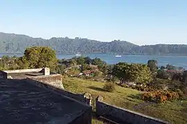 L'île de Banda Besar vue depuis le fort Belgica.