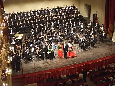 Bande (groupe musical) de Soncino et chorale Ponchielli Vertova au Teatro Ponchielli.