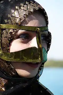 Femme portant un hidjab fixé par un battula (en) en métal, à Bandari (Iran du sud) (2008).