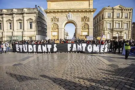 Banderole de l'AGEM lors de la manifestation dans le cadre du mouvement « étudiants fantômes » le 26 janvier 2021 devant le Parc du Peyrou à Montpellier.