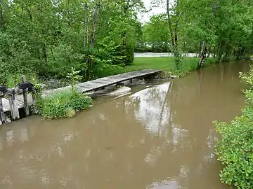 Le barrage de retenue du moulin de Biée sur le Bandiat.