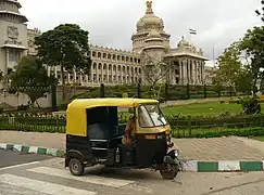 En arrière-plan, le Vidhana Soudha, siège du parlement du Karnataka.