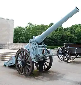 155L présenté devant le mémorial de Verdun.