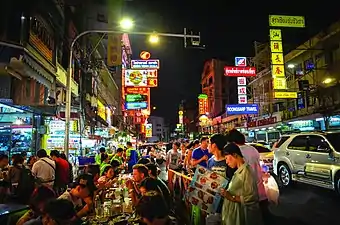 Rue Yaowarat, la nuit, et ses restaurants de cuisine chinoise