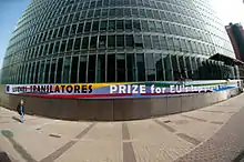 Bannière pour le concours de traduction Juvenes Translatores sur la façade d'un des immeubles de la Commission europeénne à Bruxelles.