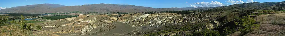 Panorama du champ aurifère historique de Bannockburn, exploitant les terrains près de la localité de Cromwell