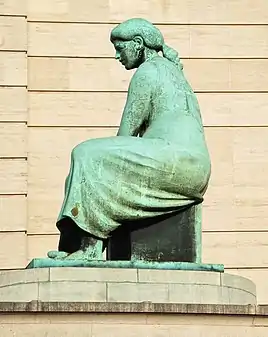 La Femme assise, à côté de la Banque Nationale, à Bruxelles.