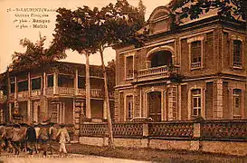 Ancienne banque de la Guyane et la mairie de Saint-Laurent-du-Maroni.