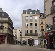 L'ancien grand magasin La Ville d'Elbeuf au numéro 1.