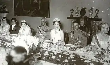 Abdol Reza Pahlavi, Fawzia Fuad, Reza Chah Pahlavi, Nazli Sabri, Mohammad Reza Pahlavi lors du mariage de ce dernier en 1939.