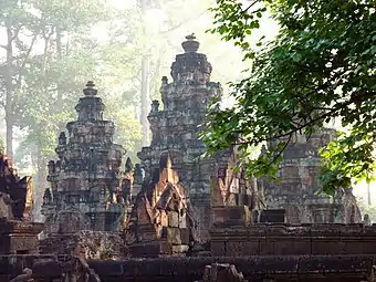 Les trois sanctuaires dans la lumière matinale.