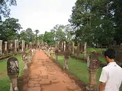 Allée centrale. Gopura de la 3e enceinte.