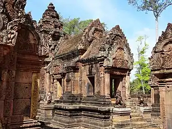 Gardiens du mandapa, accès au sanctuaire central.