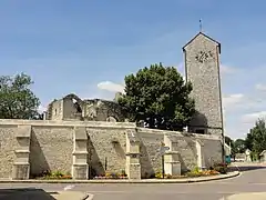 Le clocher de la nouvelle église et les ruines de l'ancienne.