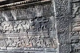 Bas-relief : scènes du Ramayana ou du Mahabaratha