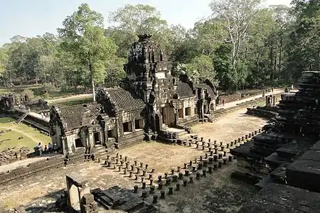 Vue depuis le troisième gradin. Gopura de la troisième enceinte et départs des galeries