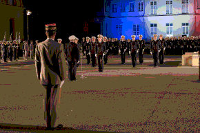 Photo noir et blanc d'une cérémonie nocturne avec un général face aux élèves officiers ingénieurs de la Marine