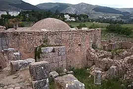 Le baptistère et le musée en arrière-plan