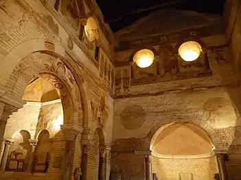 Vue sur trois des oculus de la partie mérovingienne du baptistère Saint-Jean de Poitiers, VIe – VIIe siècles.