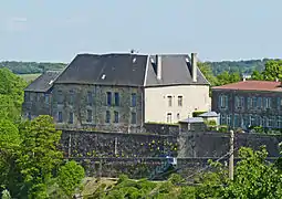 Vue d'une façade d'un bâtiment.