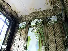 Mur et plafond avec des treillages verts. Mosaïque d'un jardin.