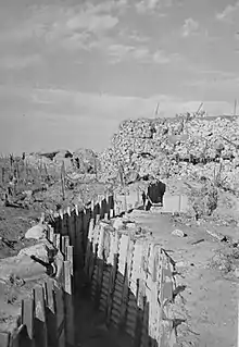 Photographie montrant une tranchée de la ligne de défense israélienne Bar-Lev avec en arrière plan une casemate