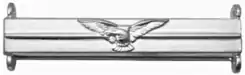 Barrette pour la Distinguished Flying Medal. La barrette pour la DSM est identique mais l'aigle est remplacé par une couronne de laurier.