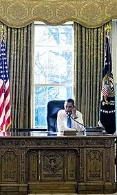 Barack Obama dans le Bureau ovale, le premier jour de sa présidence.